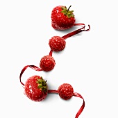 Komposition mit Erdbeeren und Himbeeren