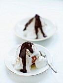 Meringue wiht candied clementines and chocolate sauce