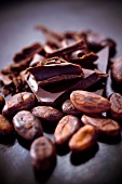 Kakaobohnen und Schokoladenstücke