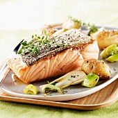 Thick piece of grilled salmon with potatoes, leeks and fennel