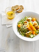 Salat mit Gurke, Melone, Orange und Hähnchen