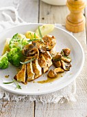 Chicken breast with mushrooms, steamed broccolis and potatoes