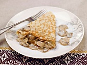 Crepe stuffed with mushrooms