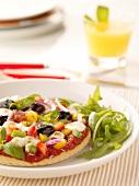 Minipizza mit Gemüse und Mozzarella