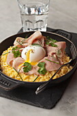 Shell past with cheese, ham and a soft-boiled egg