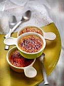 Drei Schälchen Creme Brulée