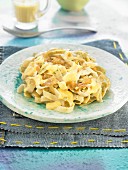 Tagliatelles with caramelized onions and vegan cheese