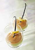 Schichtdessert mit Avocadocreme und Bananencreme im Glas mit Vanilleschote