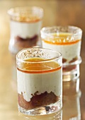 Cremespeise aus Gorgonzola, Honig und Feigenmarmelade im Glas