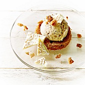 Vanilla ice cream on a slice of gingerbread with white chocolate flakes