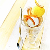 Zitronen-Orangen-Sorbet, Löffelbiskuit und kandierte Orangen im Glas