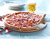 Pizza mit Schinken und Chorizo