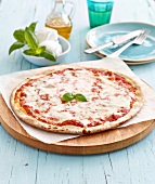 Pizza Margherita mit Mozzarella und Basilikum