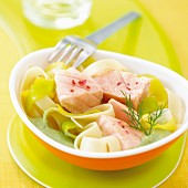 Squares of salmon, tagliatelles and leeks in green sauce