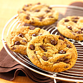 Chocolate Chip Cookies auf einem Kuchengitter