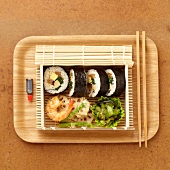 Bento Box mit Maki Sushi, Garnele und Gemüse
