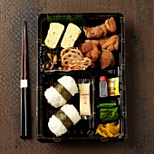 Bento - Gebackenes Hühnchen, Omelette, verschiedenes Gemüse und Reis