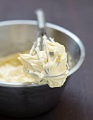 Buttercreme zubereiten: Butterwürfel mit Zabaione verrühren