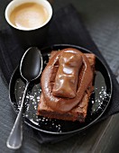 Weiches Schokoladenbett für einen Schokoladen-Marshmallow-Bär