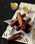 Schokoladen-Krokant-Hippenröllchen