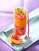 Schichtdessert mit Aprikosenkompott, Erdbeertatar und Grapefruitsaft