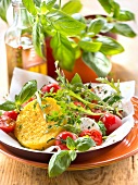 Polentataler auf Tomaten-Mozzarella-Salat mit Basilikum und Rucola