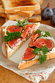 Goat's cheese and figs on toasts