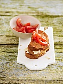 French toast with nuoc-mâm, tomatoes, Brie and goat's cheese