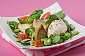 Gemischter Salat mit Ackerbohnen, Spinat, Artischockenböden, Kirschtomaten und Mascarpone-Creme