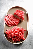 Ganzes und geschnittenes Rindfleisch für Tatar