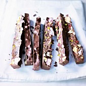 Pistache and marshmallow chocolate bars