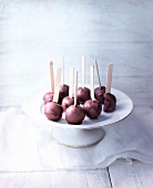Hausgemachte Cakepops mit Schokolade