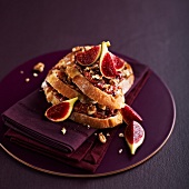 Belegtes Brot mit Feigen und Walnüssen