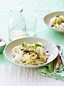 Pappardelle mit weißem und grünem Spargel, Lardo di collonata, Basilikum und Sahne