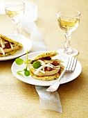 Kartoffelrösti Surprise mit Foie Gras, Fenchel und zerstossenen Kastanien mit Kakao