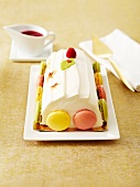 Eis-Baumstammkuchen mit Macarons
