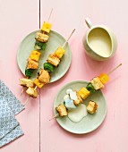 Spiesse mit Angel Cake und exotischen Früchten
