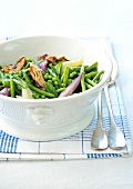 Grüner Gemüsesalat mit Bohnen, Erbsen, Artischocken, Fenchel und Minze