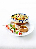 Mini-Spiesse mit Mozzarellabällchen, Hähnchen und Paprika, Reissalat