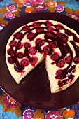 Angeschnittener Cheesecake mit Himbeeren