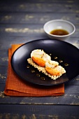 Crumble-style scallops with black tea