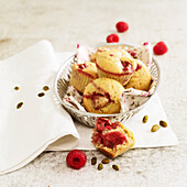 Mini-Muffins mit Himbeeren und Pistazien