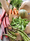 Frisches Obst und Gemüse vom Markt mit braunem Papier