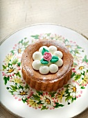 Omas Kuchen mit Schlagsahne und Zuckerblume