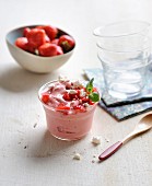 Erdbeer Frozen Yogurt mit Baiserstückchen