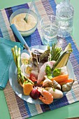 Aïoli (Festessen aus Marseille mit Stockfisch, Gemüse, hartgekochten Eiern und Knoblauchmayonnaise)