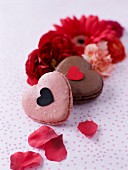 Herzförmige Schokoladen- und Erdbeer-Macarons