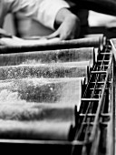 Brotbacken: Teig zusammenfalten