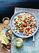 Salat mit Gurke, Tomate, Feta und weißen Bohnen (vegetarisch)