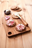 Digestive biscuits with sliced radishes and goat's cheese